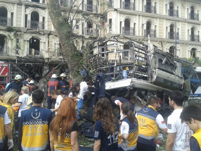 Vezneciler'de polis aracına saldırı 5