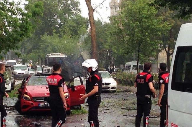 Vezneciler'de polis aracına saldırı 12