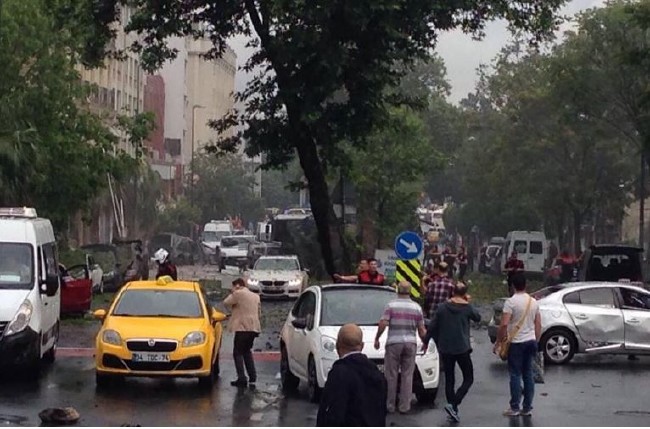 Vezneciler'de polis aracına saldırı 11