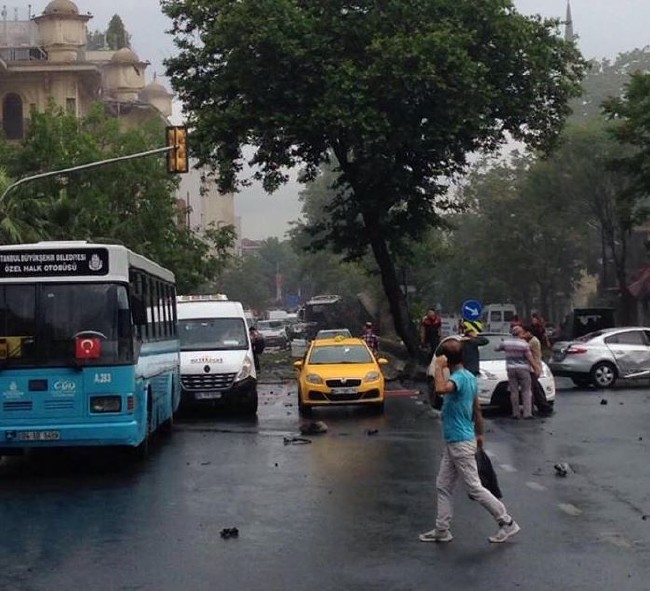 Vezneciler'de polis aracına saldırı 9