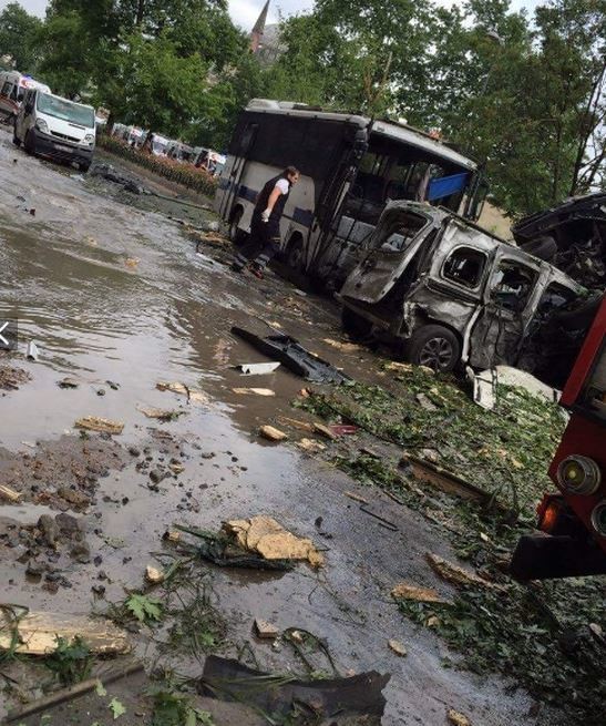 Vezneciler'de polis aracına saldırı 32