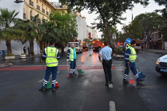 Vezneciler sokaklarında her yer bayrak 12