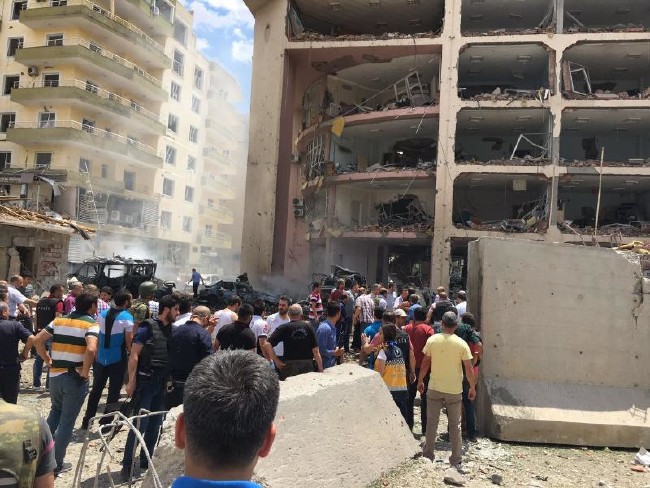 Mardin'de bombalı araçlı saldırı 1