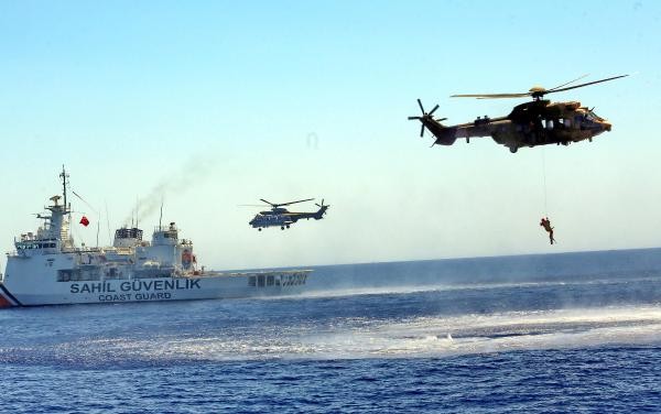 Denize atlayan komandolar göçmenleri kurtardı 10