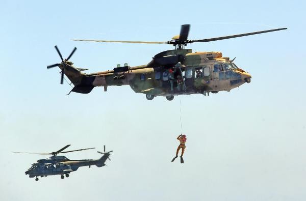 Denize atlayan komandolar göçmenleri kurtardı 11