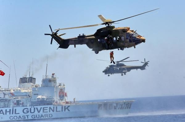 Denize atlayan komandolar göçmenleri kurtardı 12