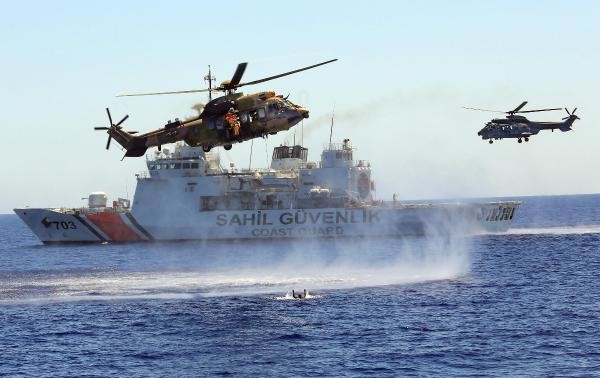 Denize atlayan komandolar göçmenleri kurtardı 13