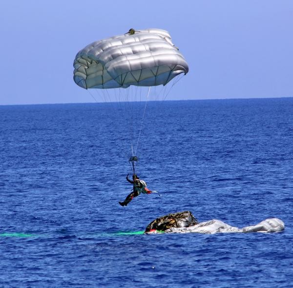 Denize atlayan komandolar göçmenleri kurtardı 14