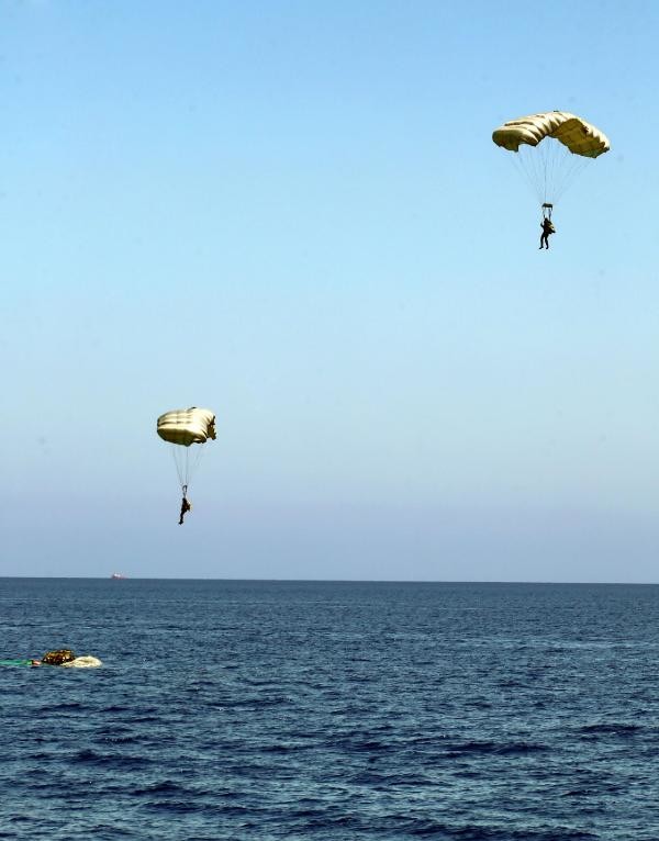 Denize atlayan komandolar göçmenleri kurtardı 15