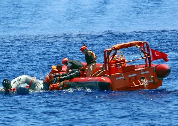 Denize atlayan komandolar göçmenleri kurtardı 18