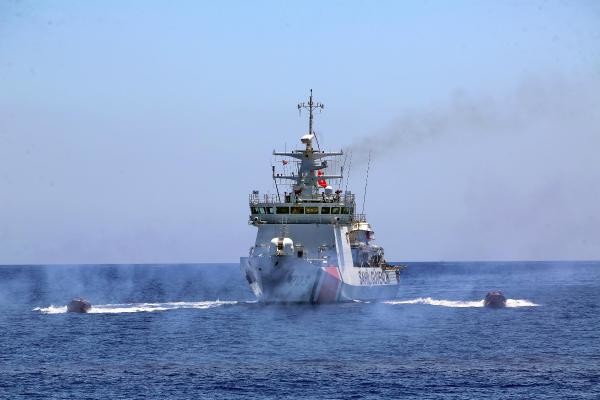 Denize atlayan komandolar göçmenleri kurtardı 19