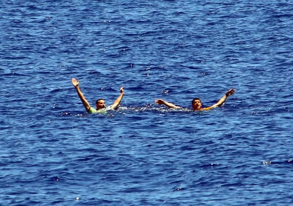 Denize atlayan komandolar göçmenleri kurtardı 20