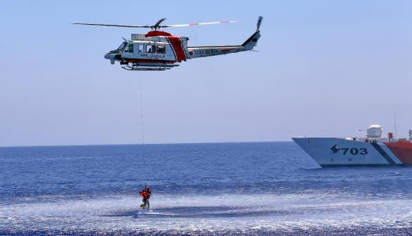 Denize atlayan komandolar göçmenleri kurtardı 23