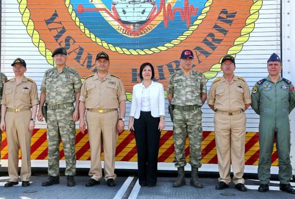 Denize atlayan komandolar göçmenleri kurtardı 24