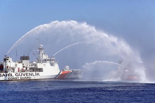 Denize atlayan komandolar göçmenleri kurtardı 25