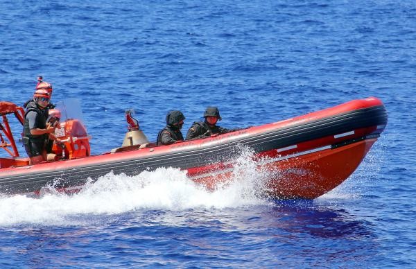 Denize atlayan komandolar göçmenleri kurtardı 26