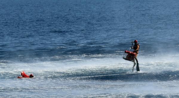 Denize atlayan komandolar göçmenleri kurtardı 27