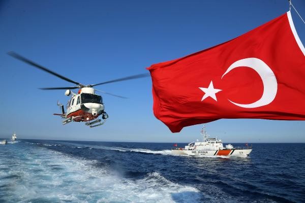 Denize atlayan komandolar göçmenleri kurtardı 3