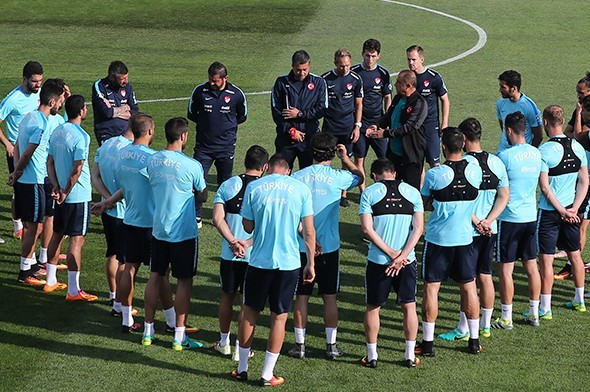 Terim antrenmanı bırakıp krizi çözdü 1