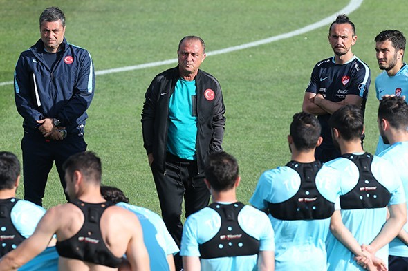 Terim antrenmanı bırakıp krizi çözdü 12