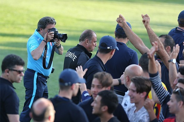Terim antrenmanı bırakıp krizi çözdü 2