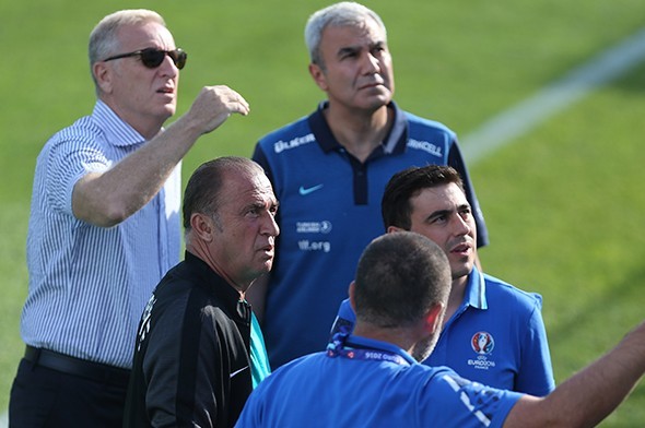 Terim antrenmanı bırakıp krizi çözdü 3