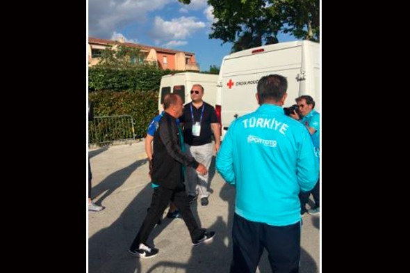 Terim antrenmanı bırakıp krizi çözdü 4