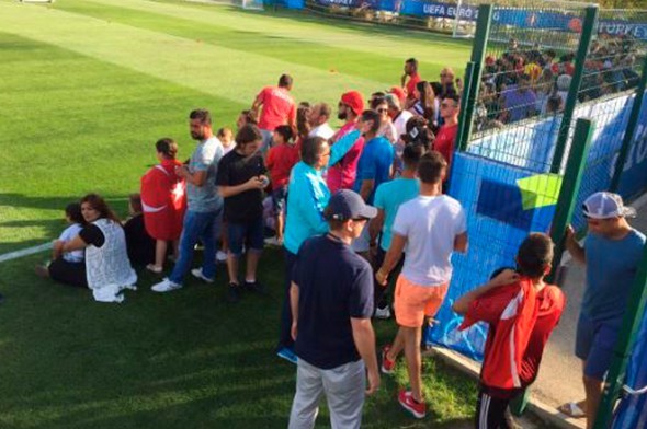 Terim antrenmanı bırakıp krizi çözdü 6