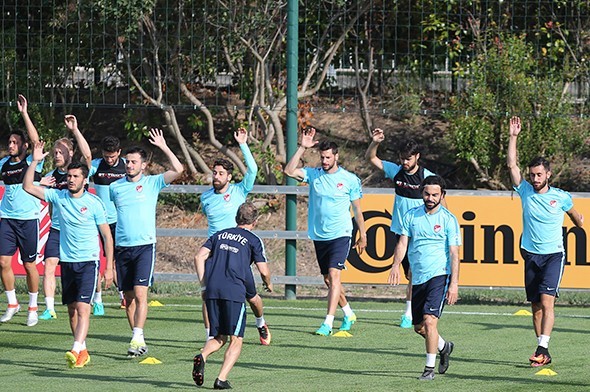 Terim antrenmanı bırakıp krizi çözdü 8