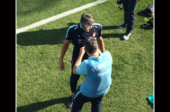 Terim antrenmanı bırakıp krizi çözdü 9