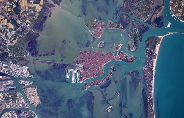 Astronotların paylaşım rekorları kıran kareleri 22