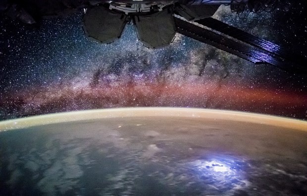 Astronotların paylaşım rekorları kıran kareleri 28