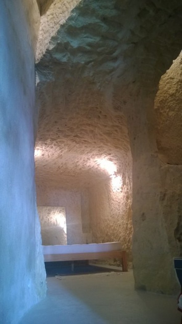 1 euro'luk mağarayı suite çevirdiler 9