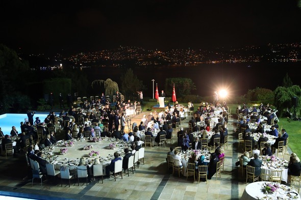 Erdoğan ünlülerle iftar yemeğinde buluştu 32