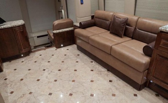 Yürüyen saray inşa etti 10