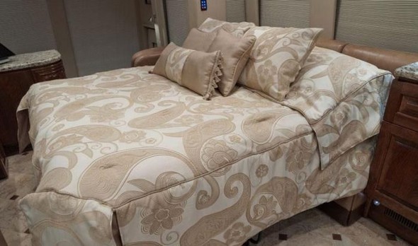 Yürüyen saray inşa etti 11