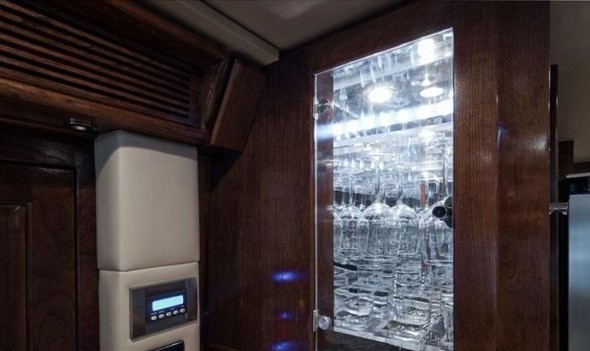 Yürüyen saray inşa etti 14