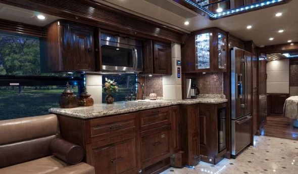 Yürüyen saray inşa etti 22