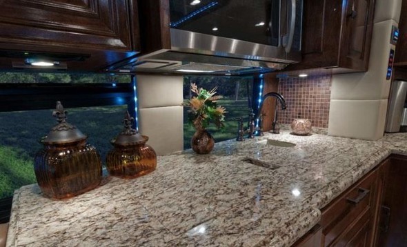 Yürüyen saray inşa etti 23