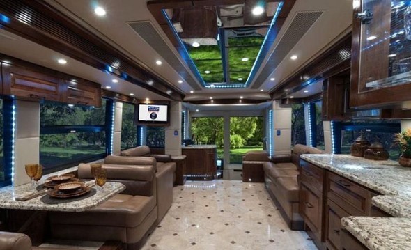 Yürüyen saray inşa etti 3