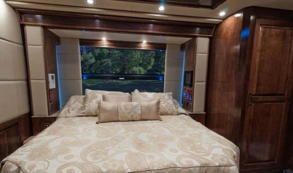 Yürüyen saray inşa etti 30