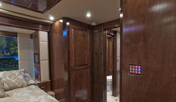 Yürüyen saray inşa etti 32