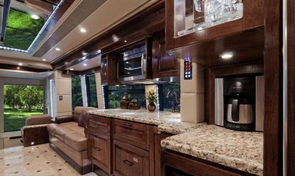 Yürüyen saray inşa etti 4