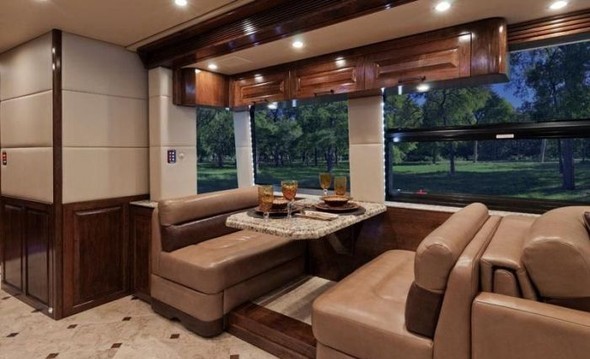 Yürüyen saray inşa etti 6