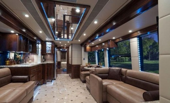 Yürüyen saray inşa etti 7