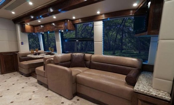 Yürüyen saray inşa etti 8