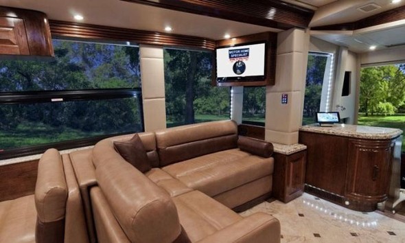 Yürüyen saray inşa etti 9