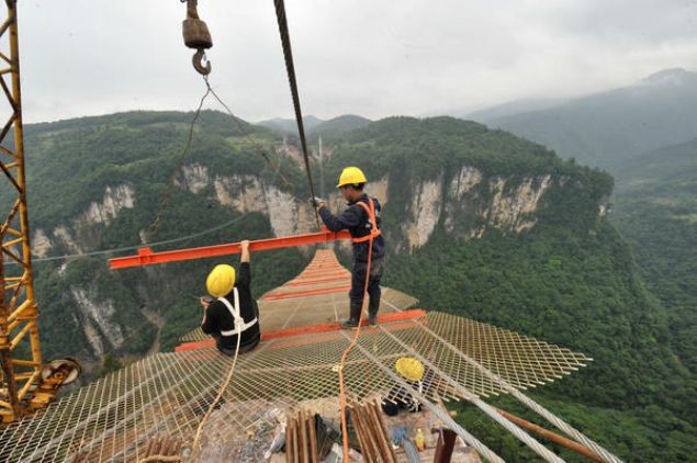 Cam köprü balyozlarla test edildi 1