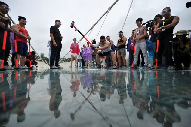 Cam köprü balyozlarla test edildi 12