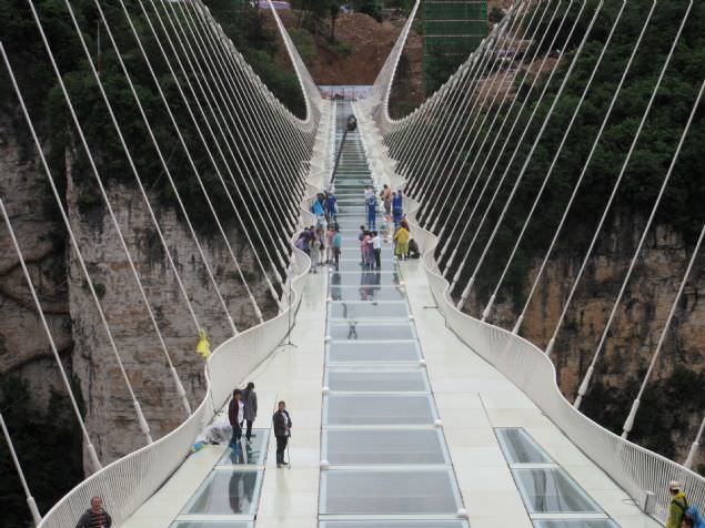 Cam köprü balyozlarla test edildi 14